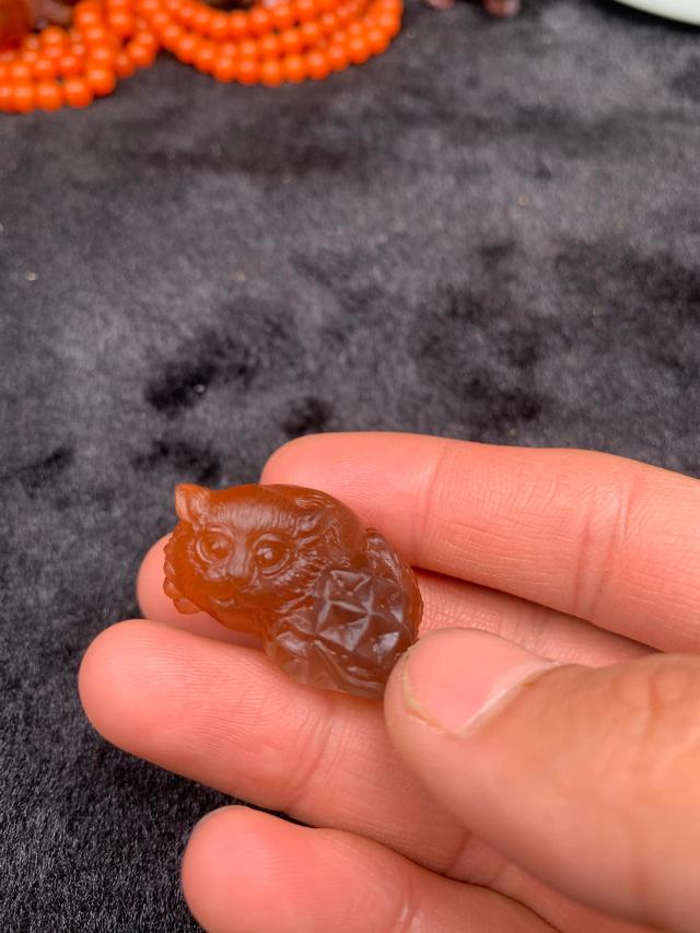 保山南红冰红黑红巧色。圆雕写实猫。玩个球