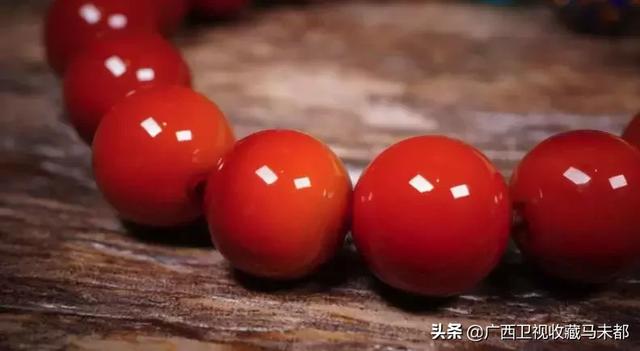 为啥，总有人拿蜜蜡和南红比较……