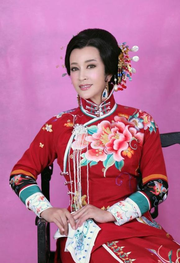 活成“不老神女”刘晓庆，搞明白南红手镯的魔性，或许你也可以