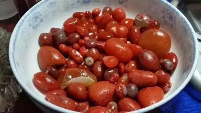 南红里面也有籽料，不会输给和田玉籽料
