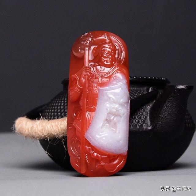 完美度极高的红白料南红，高手下刀，雕出一个猛将