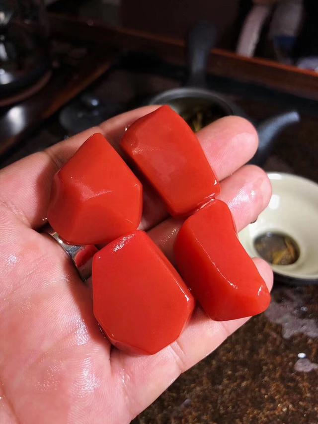 原来南红可以这么美，红色的玉石经典的做工，怎么看都不够
