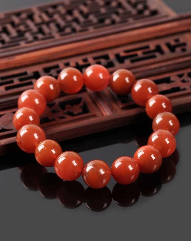 南红玛瑙假货多，想要鉴别南红玛瑙，分清楚这2点，其实不难