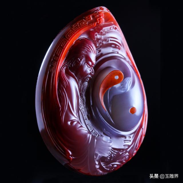 几粒小小的南红，雕出四大神兽，玉雕师俏色绝了