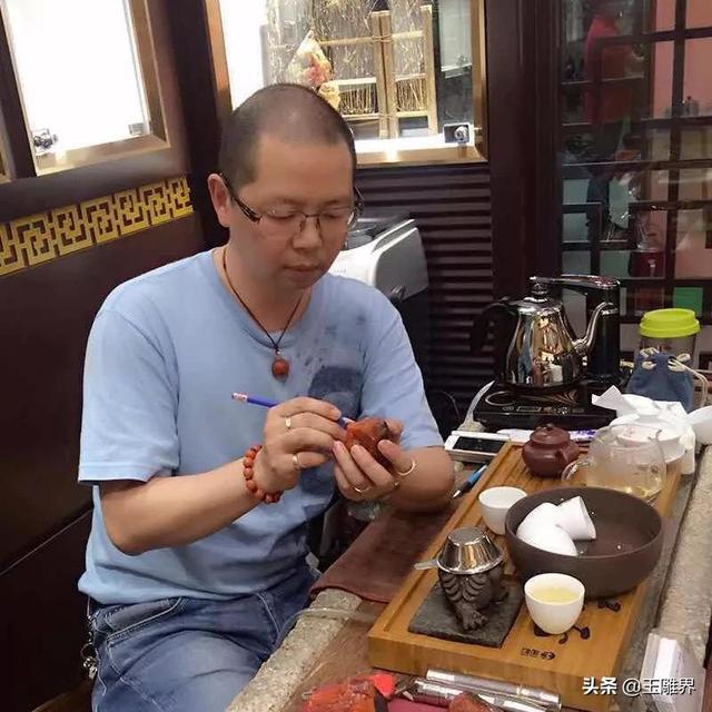 玉雕师陆锐的坚守：读懂每一块料，让保山南红的魅力被更多人看到
