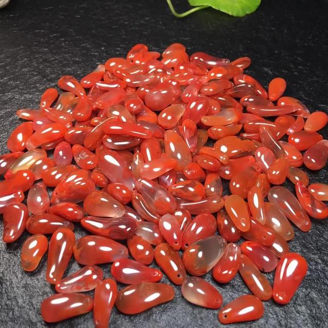 南红卡子红通通