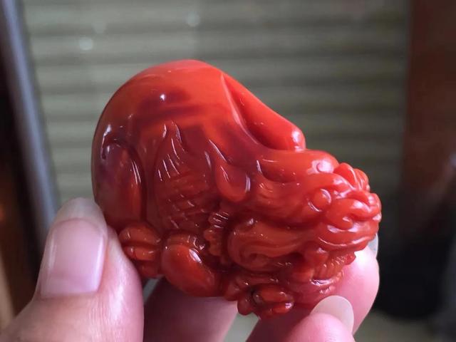 看奇形怪状的雕刻南红？