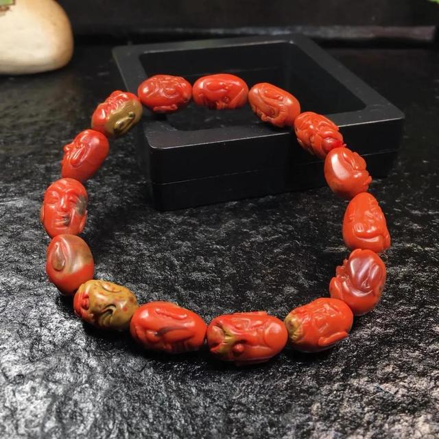小小的罗汉雕包浆料南红
