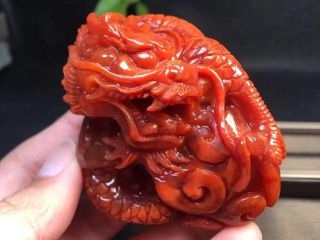 手把件，九口料南红祥龙