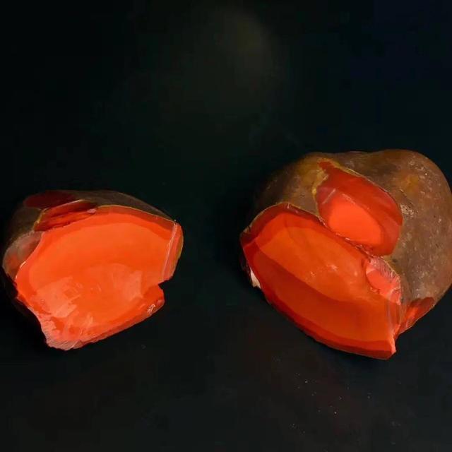 为盘玩而生的“包浆南红”，产量稀少，市场与收藏价值长居高位